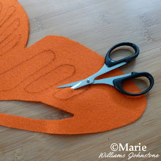 Small fabric scissors to cut the felt material