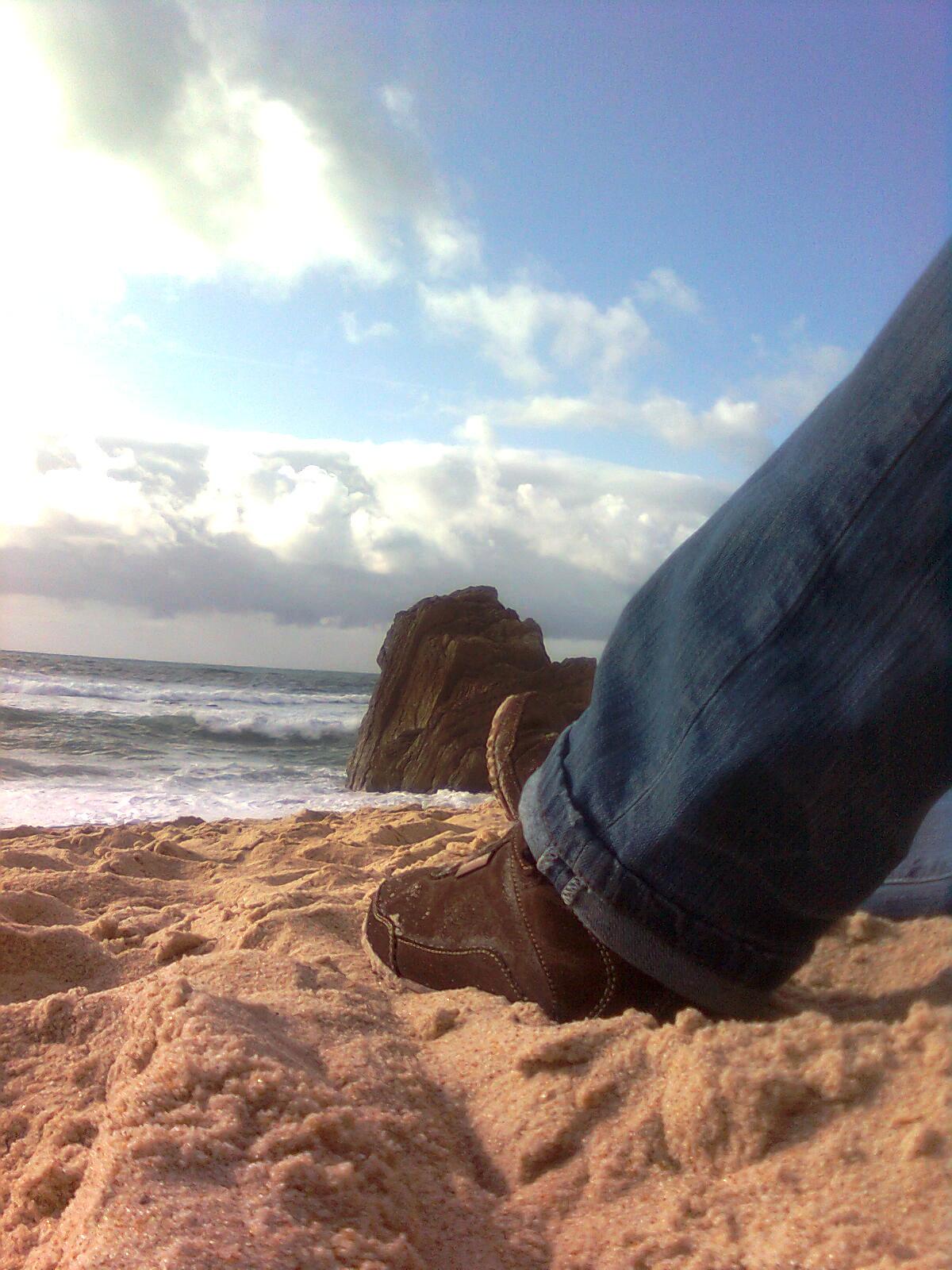 Resultado de imagem para fotos homem sentado beira do mar