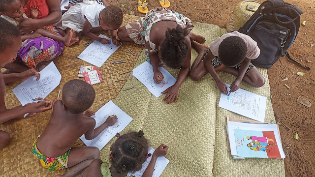 Los niños coloreando sus dibujos