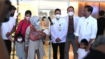 Presiden Jokowi dan Ibu Iriana Jemput Cucu Kelima,  Namanya Panembahan Al Saud Nasution