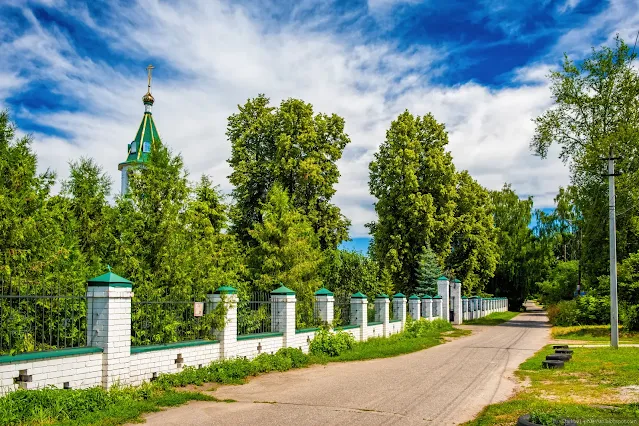 Ограда церкви в деревне