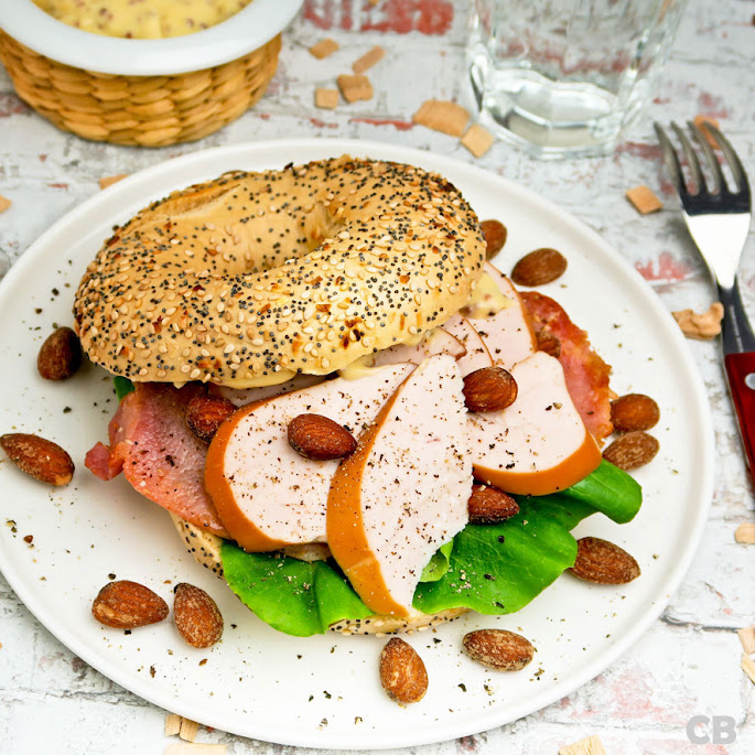 Recept Bagels met gerookte kip, bacon en rookamandelen