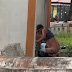 Cena revoltante: homem é flagrado defecando em plena Praça da Matriz, no Centro Histórico de Manaus