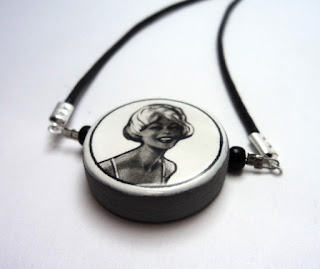 collier rond avec motif pin up vintage en noir et blanc