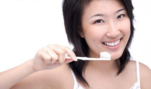 gosok+gigi Alasan Kenapa Anda Ingin Muntah Saat Menggosok Gigi