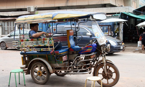 tuk-tuk-di-lai-chinh-khi-du-lich-lao.JPG