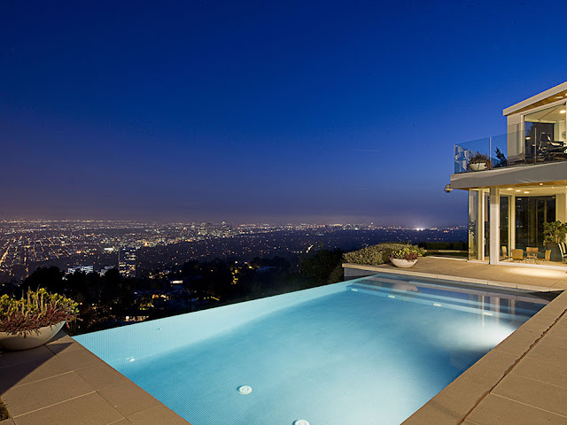 Picture of the city view from the swimming pool on the terrace