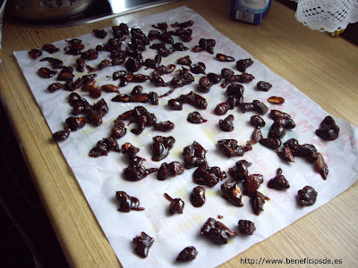 Almendras garrapiñadas en el papel de estraza