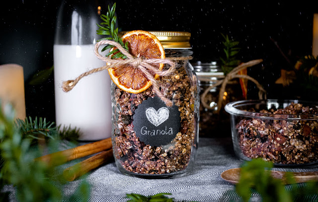 yunaban, granola, vegan, glutenfree, oats, haferflocken, müsli, müesli, breakfast, diy, gift, souvenir, gingerbread, gingerbread granola, schweiz, swiss, switzerland, homemade, christmas gift idea, zero waste, foodie, food blogger, recipe, rezept