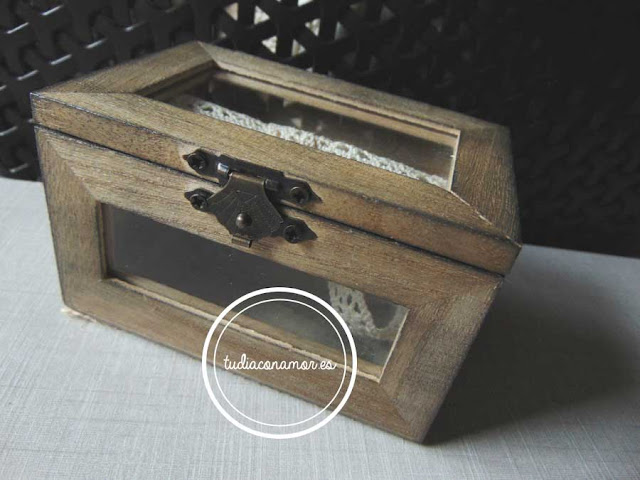 Bonita caja de madera decorada de estilo vintage para las alianzas de boda