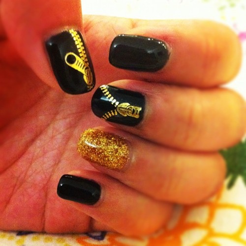 http://blog.flauntme.com/2012/01/18/daily-nail-art-zip-me-up/