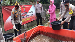 Baksos, Kapolres Serang Didampingi Ketua Bhayangkari Cabang Serang Bagikan Sembako dan Ikan Lele Kepada Warga Terdampak Covid-19