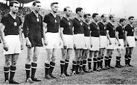 SELECCIÓN DE HUNGRÍA - Temporada 1953-54 - Bozsik, Grosics, Lóránt, Hidegkuti, Palotás, Budai II., Zakariás, Buzánszky, Lantos, Czibor y Kocsis - HUNGRÍA 4 (Czibor, Hidegkuti, Kocsis 2) URUGUAY 2 (Hohberg 2) - 30/06/1954 - Copa del Mundo de Suiza de 1954, semifinal - Lausana, Suiza, Stade de la Pontaise