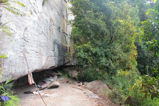 Bebatuan Air Terjun Batang Kapeh