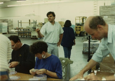 Ron Gilbert supervisando la preparación de envíos de Monkey Island