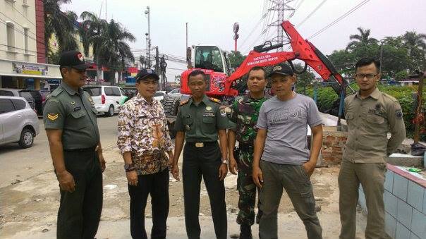 Antisipasi Banjir, Koramil 07/Limo Keruk Endapan Sungai