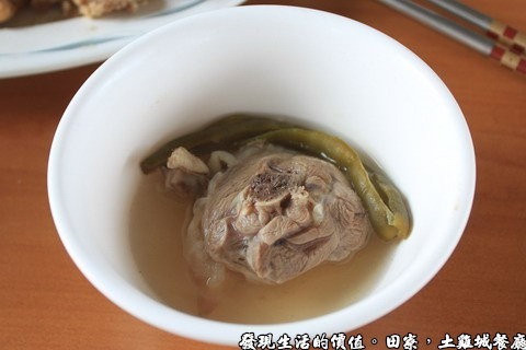 田寮，陳甚土雞，剝皮辣椒撈起來後已經幾乎完全沒有辣度了，雞肉的色澤很漂亮，看起來肌肉也很結實，但燉得不是很爛，所以咬起來得費一番功夫。