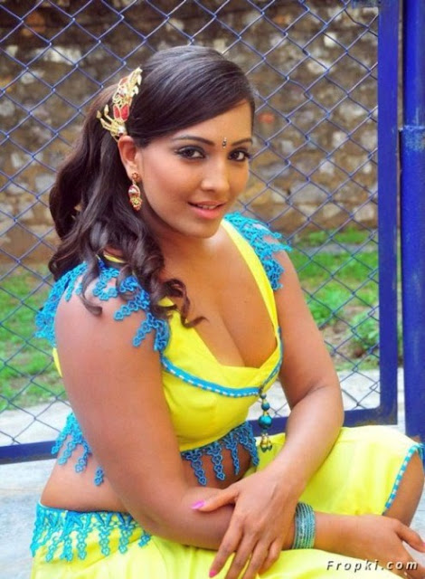 Meghna Naidu showing cleavage