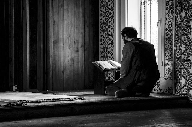 Jelaskan manfaat berdoa bagi orang beriman