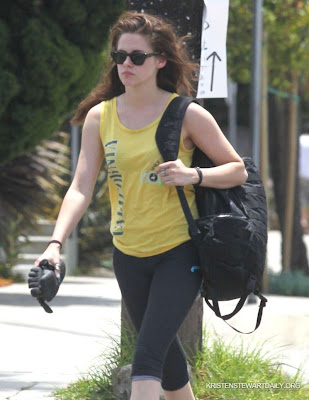 Kristen Stewart wearing hot leggings, thongs, candid pictures - pic 1