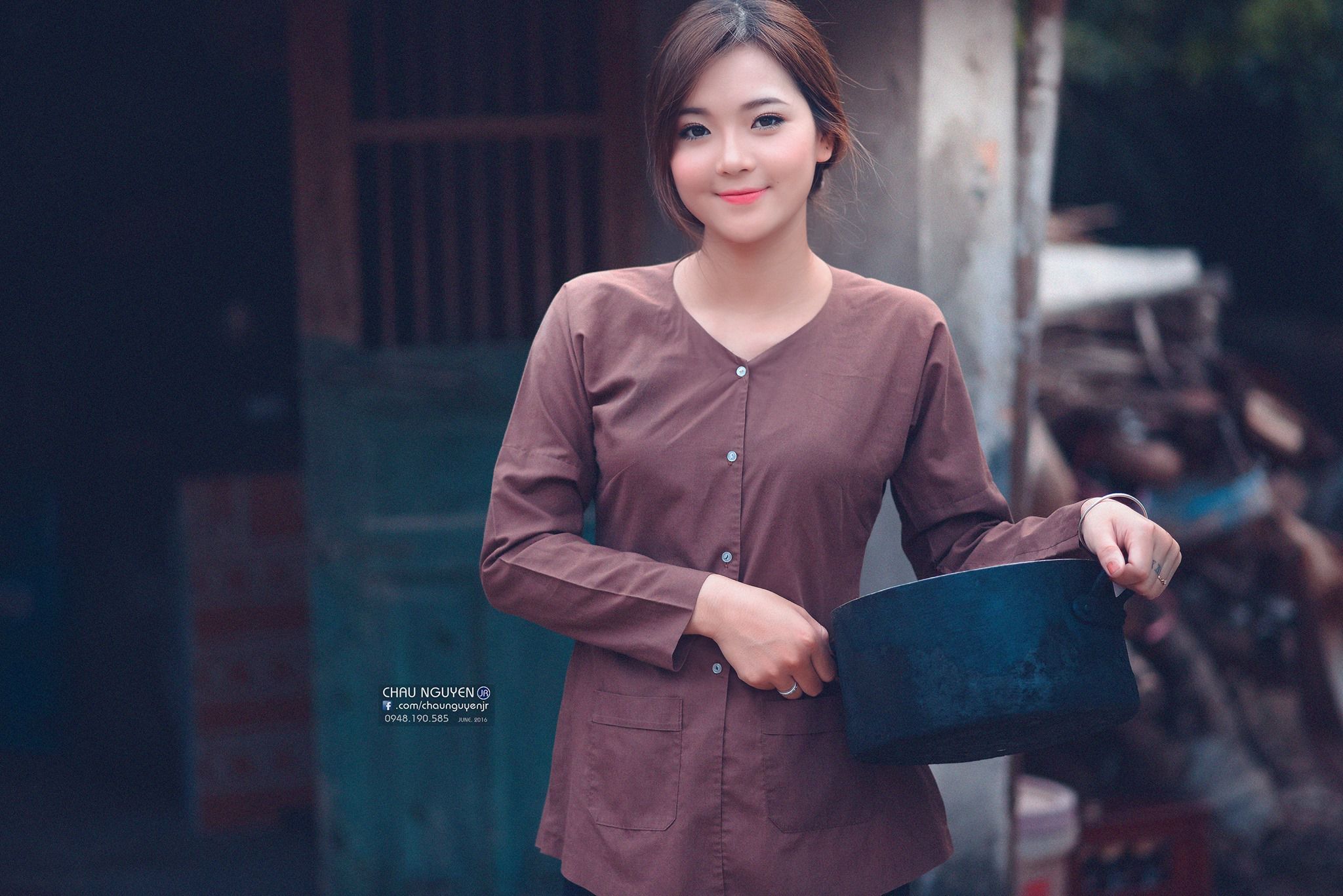Hot girl Hà Thành xinh đẹp tuyệt trần trong chiếc áo bà ba duyên dáng - 1