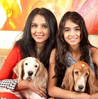 Suchitra Krishnamoorthi Bersama Putri dan Anjing Peliharaannya