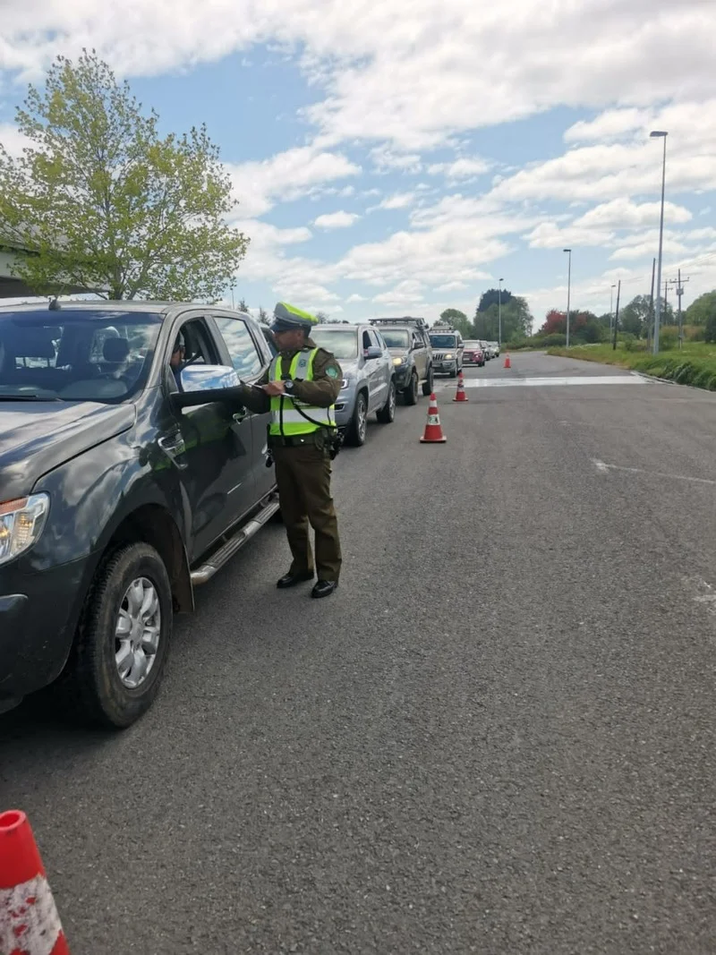 Carabineros ha cursado casi 1.400 infracciones a conductores que ocupan celular mientras manejan en la Región de Los Lagos