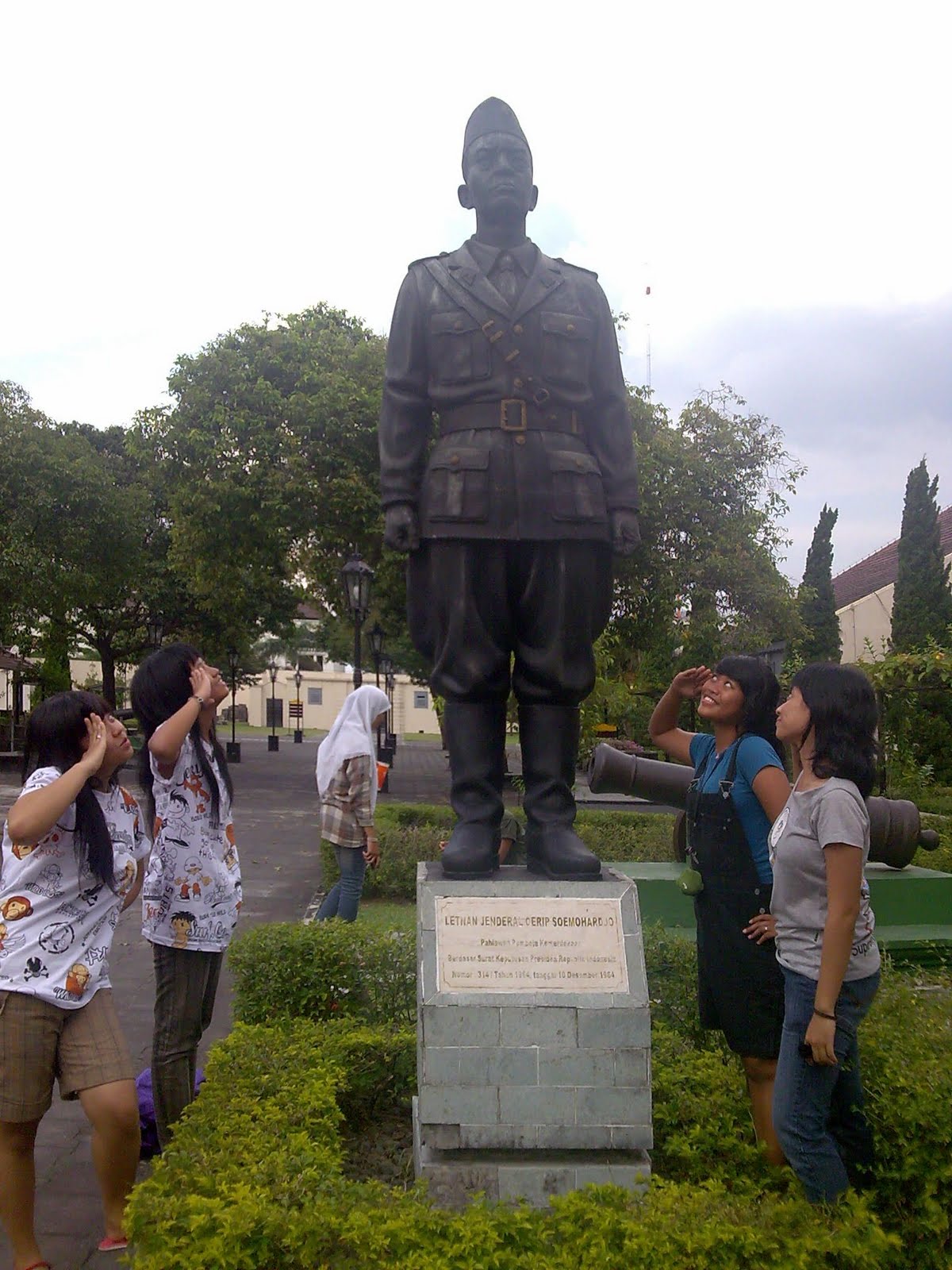 Biasanya didepan benteng menjadi tempat kongkow yang asik bagi warga Jogja Tapi kalau didalam benteng terdapat banyak patung pahlawan museum dan taman yang