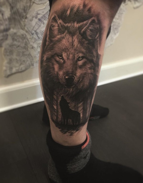 Um muito bem feito lobo da tatuagem. Lobos poderia ser bom ou ruim dependendo de quem está de visualização e a tradição do povo. Mas, geralmente, é um sinal de ser forte e nobre.