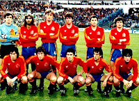 SELECCIÓN DE ESPAÑA - Temporada 1982-83 - Arconada, Juan José, Maceda, Bonet, Gordillo, Camacho; Carrasco, Víctor, Santillana, Señor y Marcos - ESPAÑA 2 (Santillana y Rincón), IRLANDA 0 - 27/04/1983 - Eurocopa de Francia 1984, fase de clasificación - Zaragoza, estadio de la Romareda - Alineación: Arconada; Juan José, Maceda, Bonet, Camacho; Víctor (Ricardo Gallego, 46'), Señor, Gordillo; Carrasco (Rincón, 74'), Santillana y Marcos