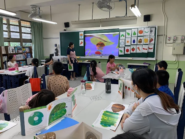 ▲英語教師李依禪以生動活潑的方式，帶領親子共讀英語繪本《The Very Hungry Caterpillar》。（福德國小提供）