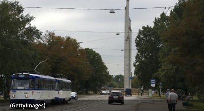 Lettonia, abbattuto monumento russo