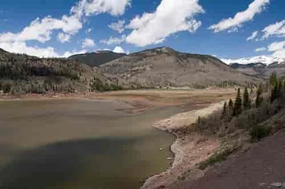 reservatório de Rio Grande, no Colorado; riachos fluindo da montanha Canby formam a origem do rio de 1.885 milhas de comprimento.