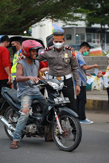 Jelang Berbuka Puasa, Kanit Regiden Polres Palopo Ipda Kamaluddin Bagi Takjil Kepada Pengguna Jalan