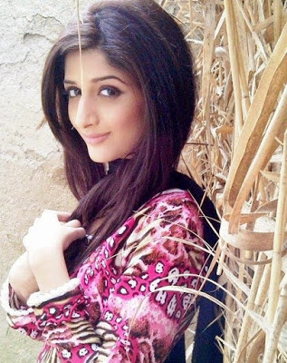 Mawra Hocane Sweet HD Wallpaper 