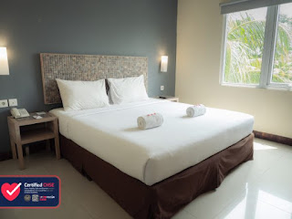 Kamar type Superior Queen Greenotel dengan view waterpark