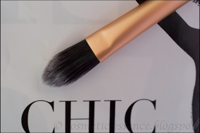 Pointed foundation brush