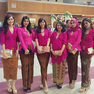 model kebaya modern merah muda