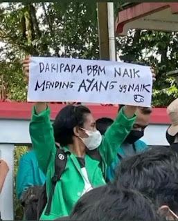 Tulisan Saat Para Mahasiswa Demo, Bikin Gagal Pokus