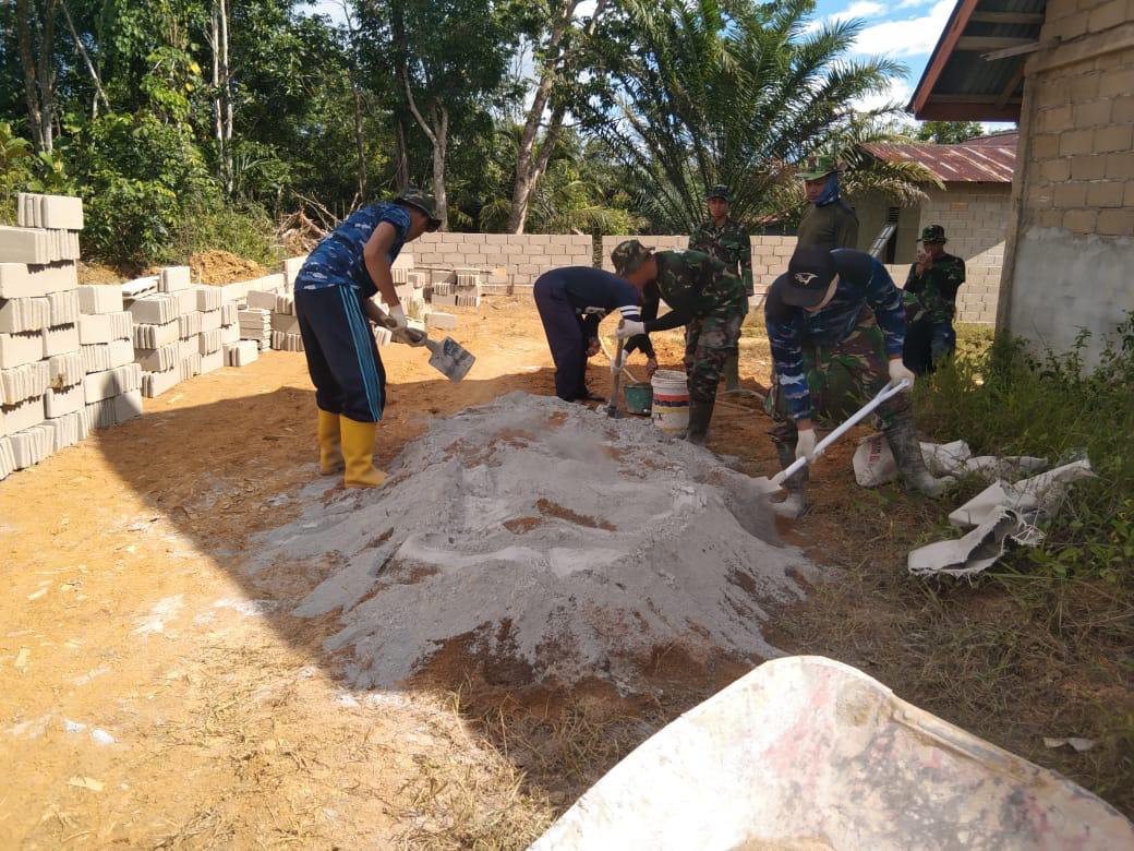 Anggota satgas TMMD Jaga Kekompakan Aduk Semen