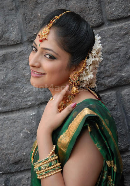 Hari priya Hot Actres Latest Saree pics