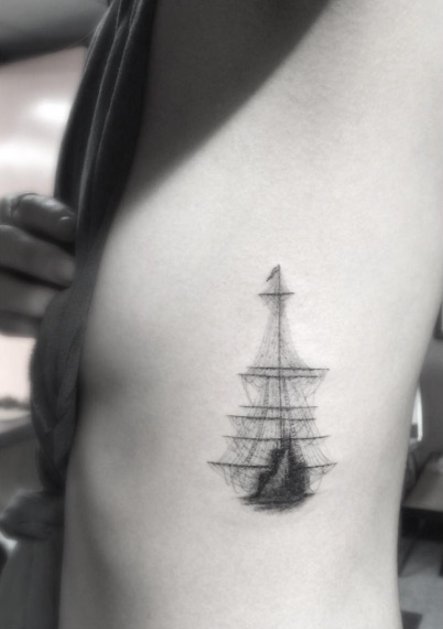 Ce petit bateau fantôme de tatouage