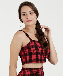 Blusa feminina modelo cropped, confeccionada em malha. Possui estampa xadrez, alças finas e fechamento por zíper 