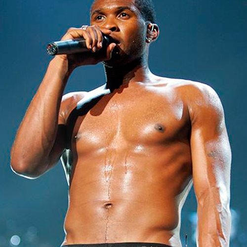 Usher suado e sem camisa em apresentação ao vivo