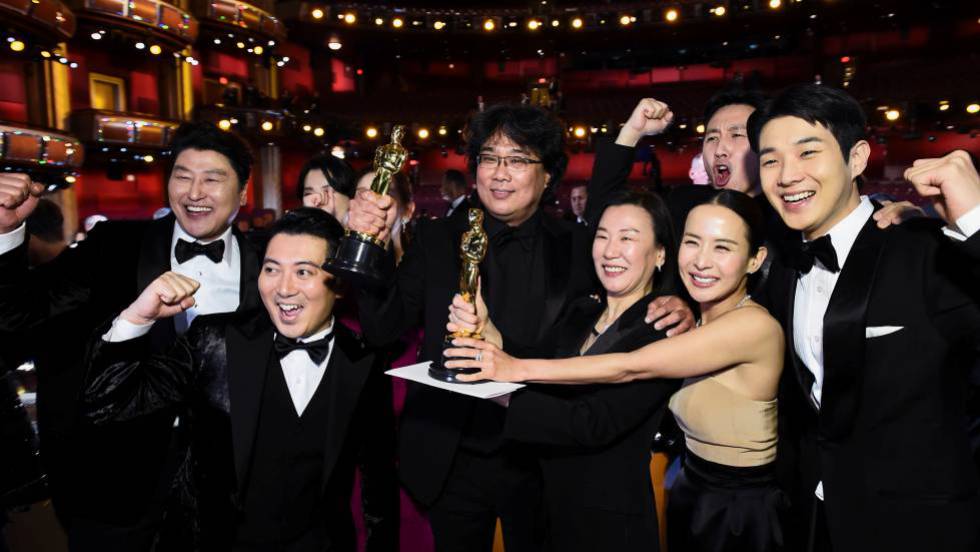 Reparto de la cinta Parasito, con Bong Joo Ho, en los premios Oscars 2020, tras ganar Mejor Pelicula, Mejor Director y Mejor Guion Adaptado | Ximinia