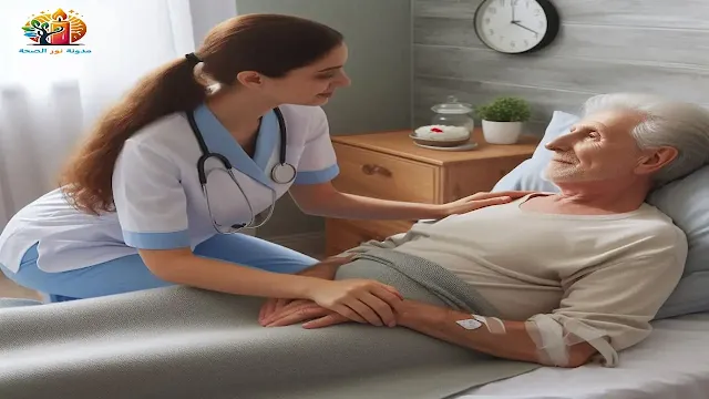 مقدم رعاية يساعد مريضًا طريح الفراش على تغيير وضعيته، موضحًا نصائح للوقاية من قرح الفراش