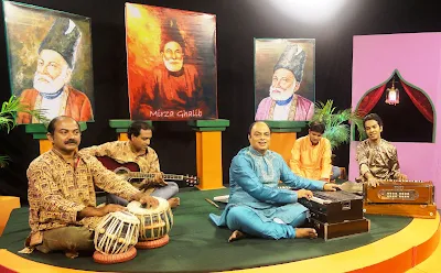 Shishir Parkhie performing with musicians on stage during Doordarshan Nagpur telecast of Neend Kyun Raat Bhar Nahin Aati