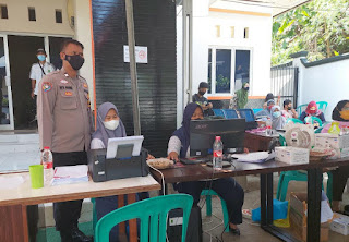 Bhabinkamtibmas Polsek Klari Monitoring Vaksinasi di Desa Karanganyar