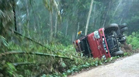 Sebuah Truk Terjungkal di Area Pembangunan PLTMH Ma'dong