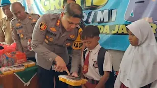 Polres Karawang Uji Coba Program Makan Siang Gratis di SDN Gombongsari
